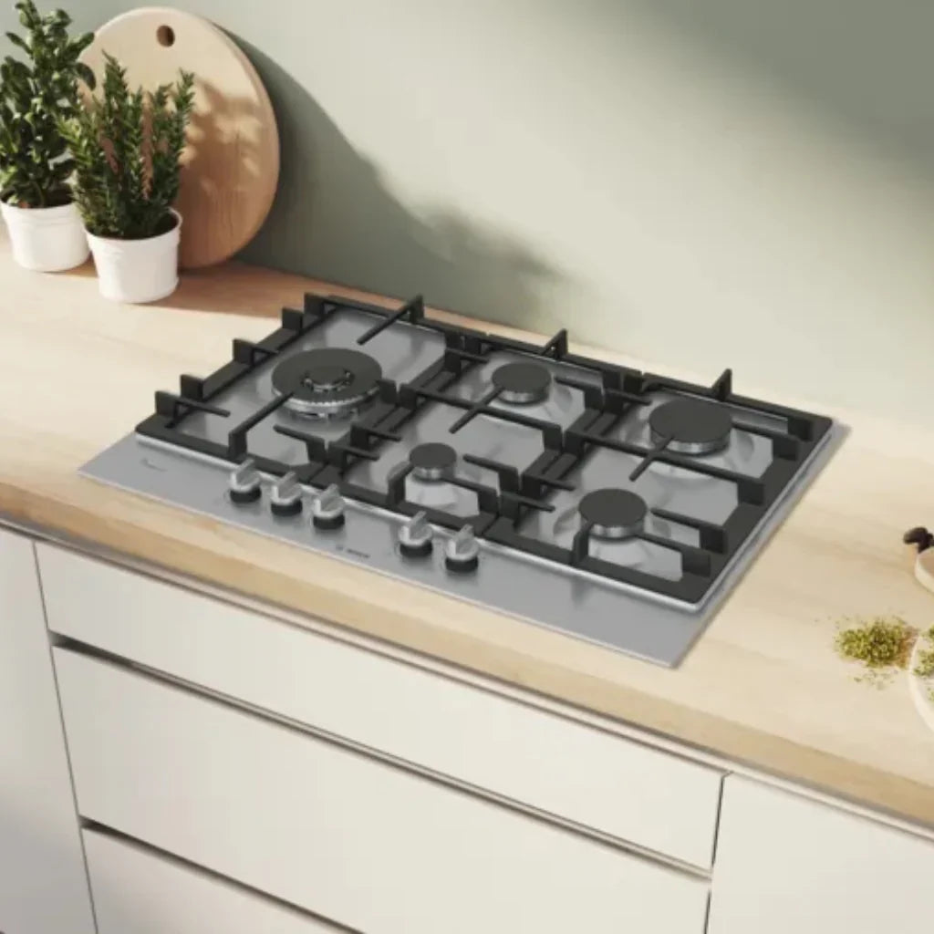 Bosch Table de cuisson gaz 75 cm – 5 foyers, FlameSelect 9 niveaux, grilles fonte, acier inox – PCS7A5I90