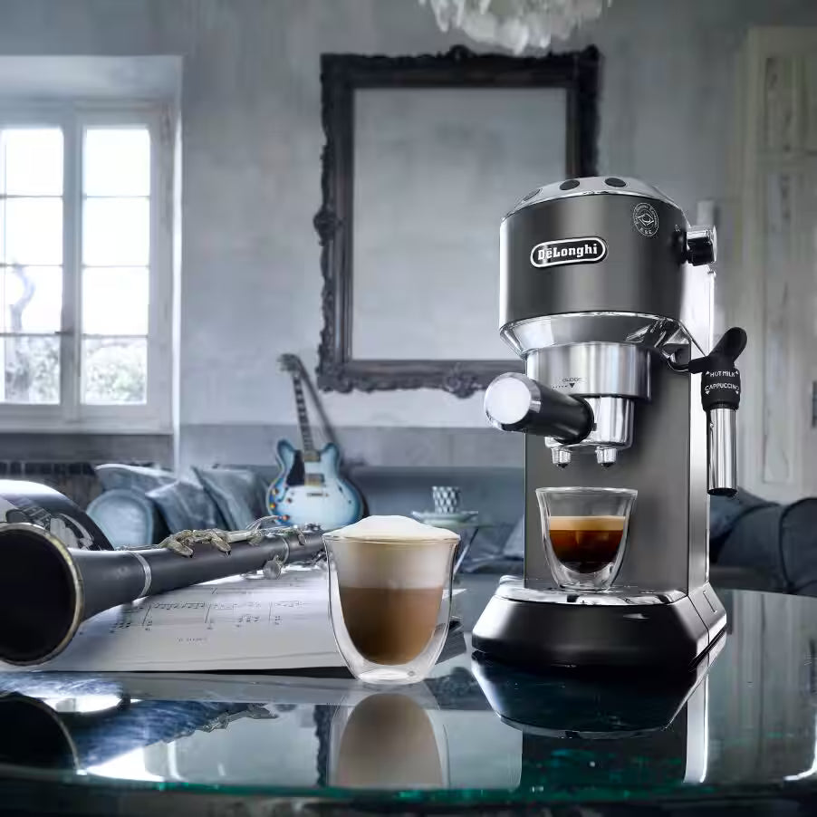 DeLonghi Machine Espresso Manuelle Dedica – 15 bars, Thermoblock, buse vapeur, réservoir 1,1 L – EC685.BK
