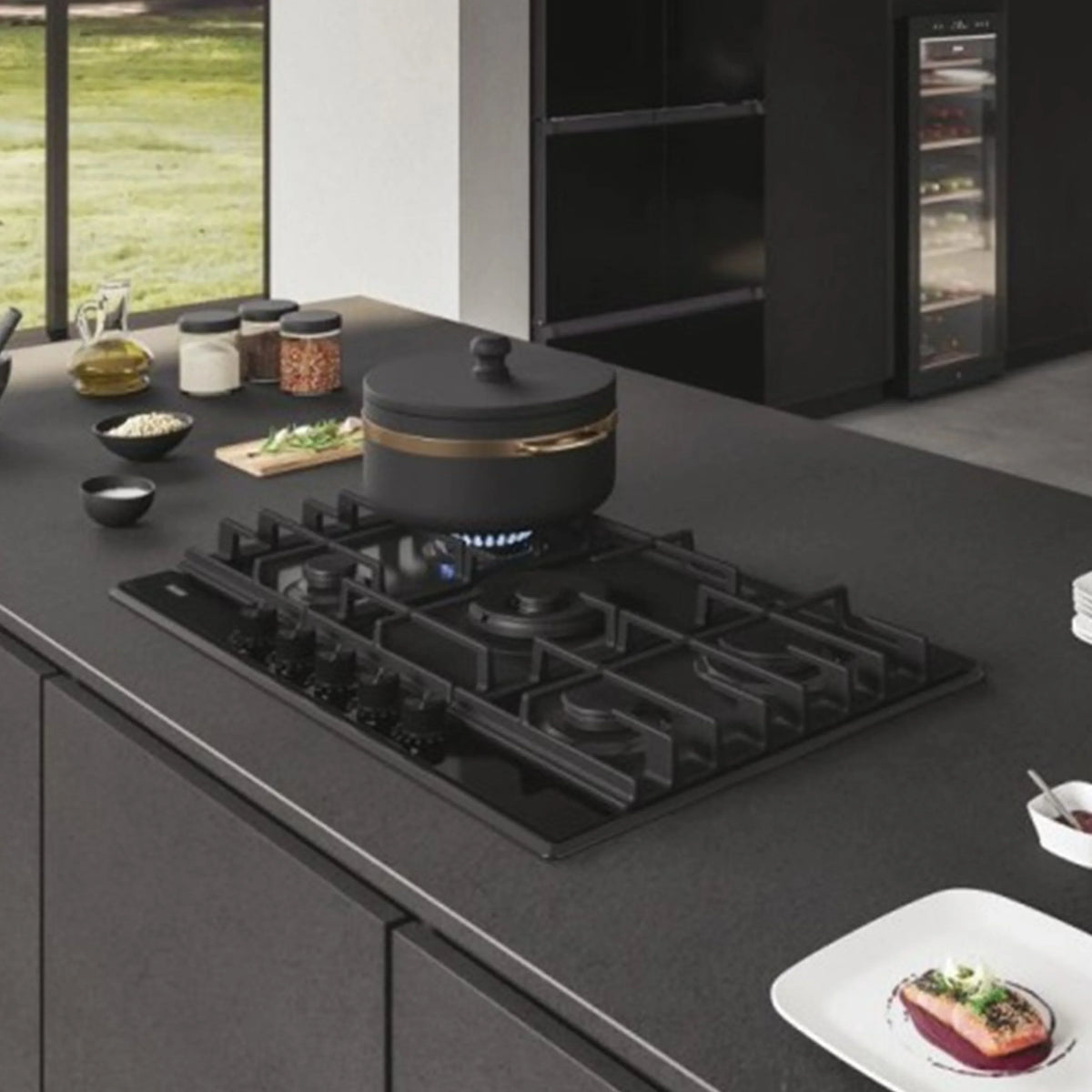 Haier Plaque de cuisson Gaz – 5 foyers Preci Flame, grilles fonte, surface inox/verre – HAHG7W5HEB