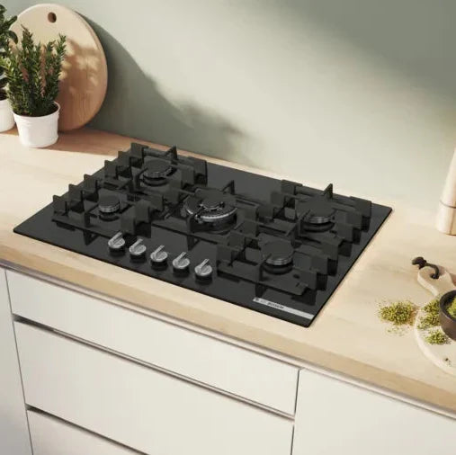 Bosch Table gaz 75 cm – Verre trempé noir, 5 foyers dont Wok 4 kW, FlameSelect 9 niveaux – PPQ7A6I40