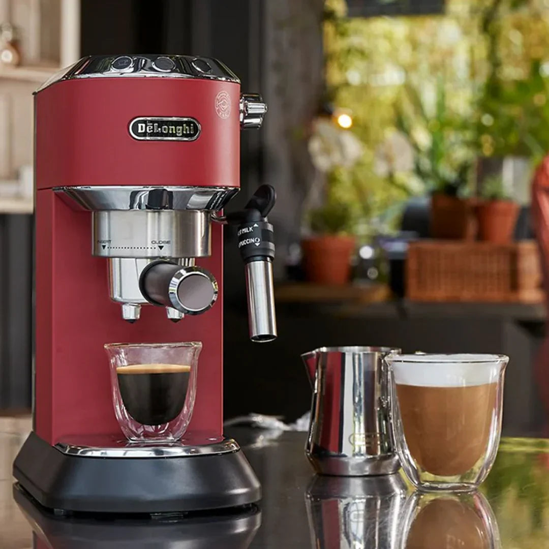 DeLonghi Machine expresso manuelle – 15 bars, Thermoblock, buse vapeur Cappuccino, réservoir 1,1 L, largeur 15 cm – EC685.R