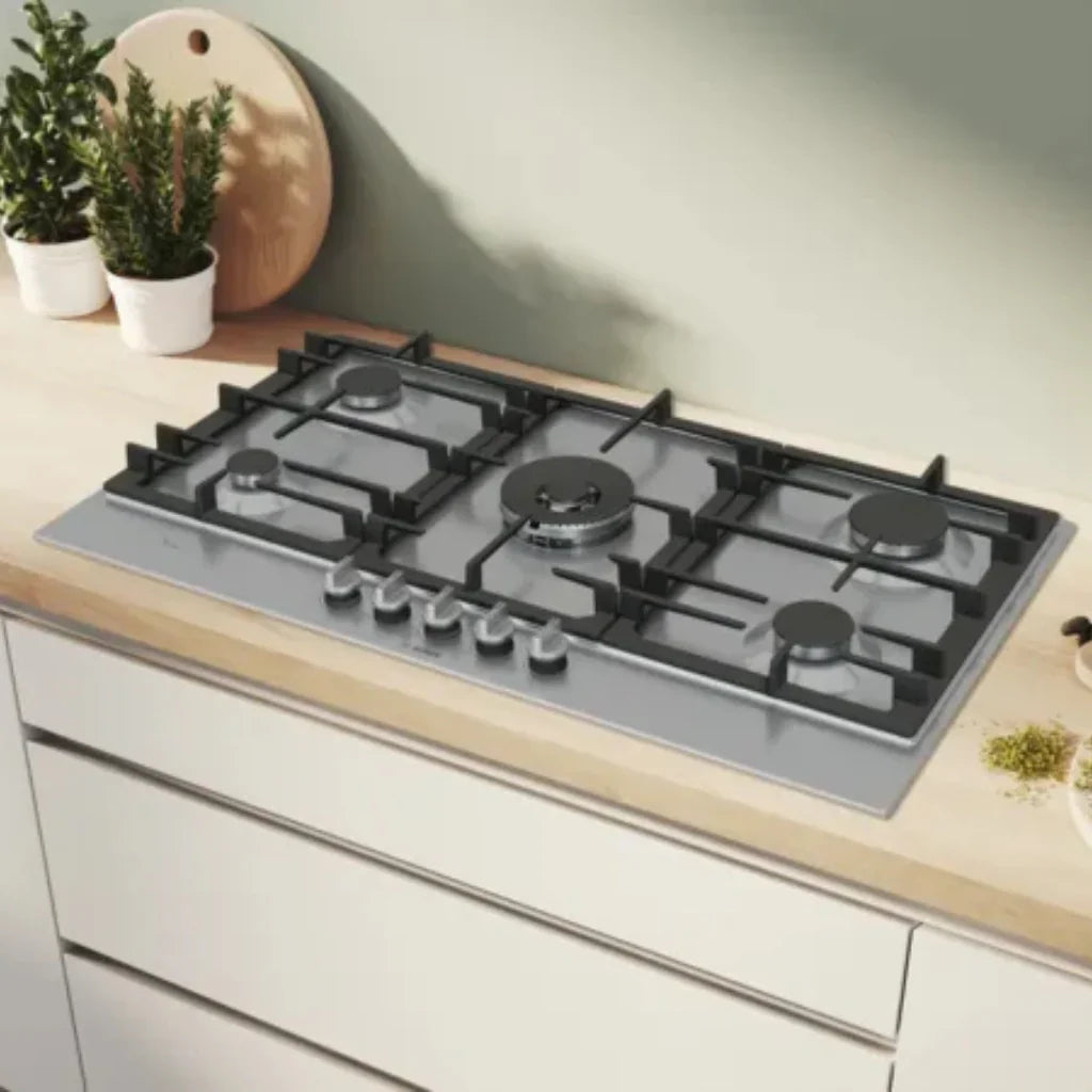 Bosch Plaque de cuisson gaz 90 cm – 5 foyers, Wok 5 kW, FlameSelect 9 niveaux, grilles fonte – PCR9A5I90M