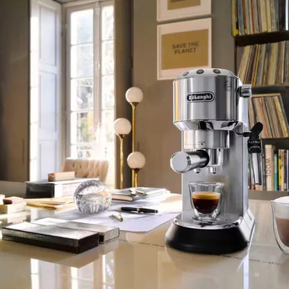DeLonghi Machine à expresso manuelle Dedica – 15 bars, 1,1 L, Thermoblock, buse vapeur – EC685.M